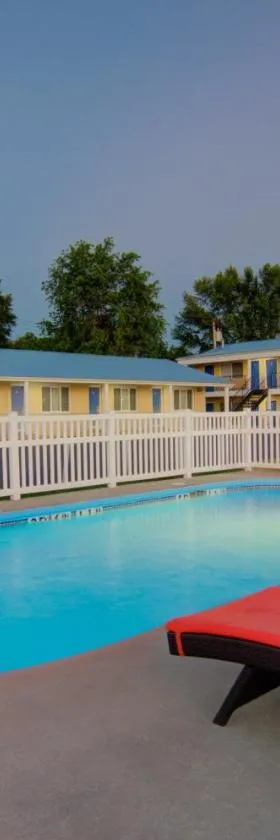 Westbridge Inn & Suites，位于Clinton的酒店