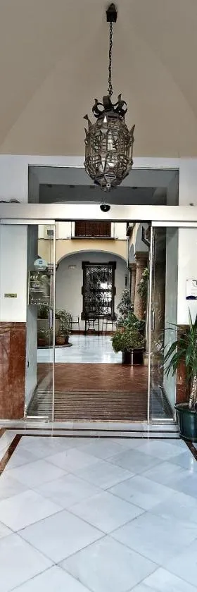 老体育场酒店，位于安特克拉的酒店