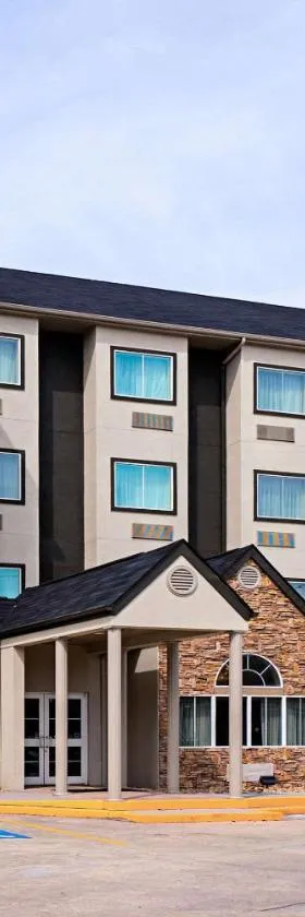 Quality Inn & Suites Robbinsville，位于罗宾斯维尔的酒店