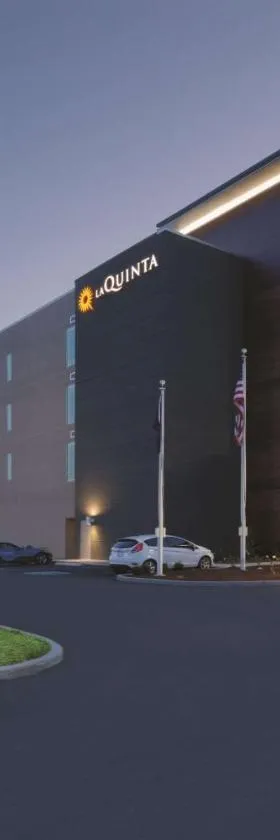 特拉霍特拉昆塔套房酒店，位于特雷霍特的酒店