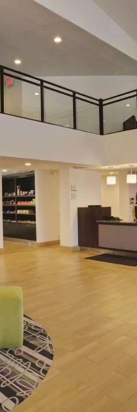 La Quinta Inn & Suites by Wyndham Detroit Metro Airport，位于罗缪勒斯的酒店