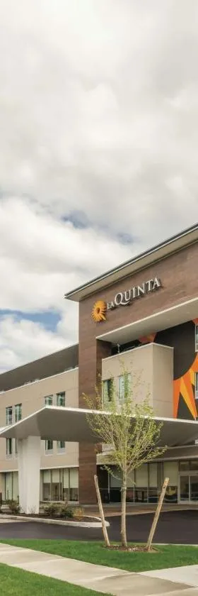 La Quinta Inn & Suites by Wyndham Clifton Park Saratoga Area 1749 Route 9，位于克利夫顿帕克的酒店