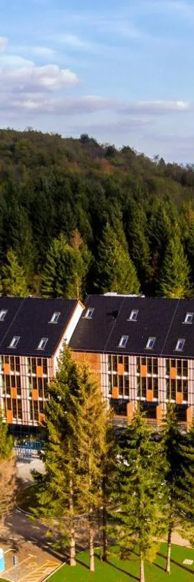 Lyra Hotel Plitvice，位于Ličko Petrovo Selo的酒店