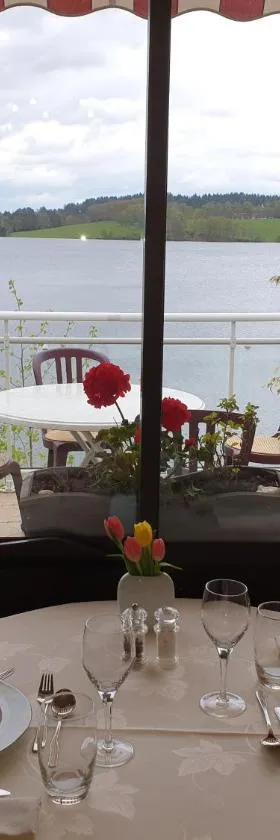 Hotel Restaurant La Caravelle，位于Peyrat-le-Château的酒店