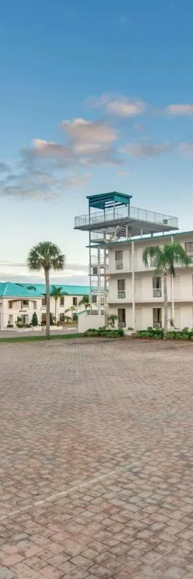 Days Inn & Suites by Wyndham Lake Okeechobee，位于奥基乔比的酒店