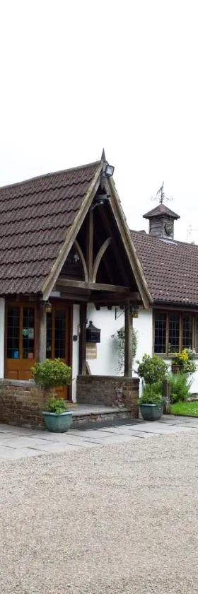 Little Foxes Hotel & Gatwick Airport Parking，位于克劳利的酒店