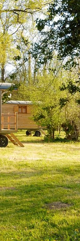 La Ferme du Marais Poitevin - Roulotte，位于Benet的酒店