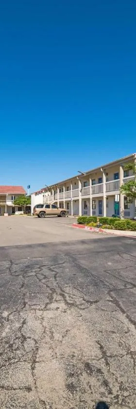 法默斯布兰奇6号汽车旅馆，位于法默斯布兰奇的酒店