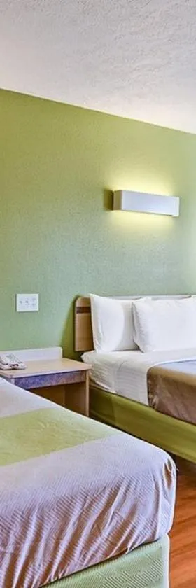 Economy Inn Pittsburgh Airport，位于Moon的酒店