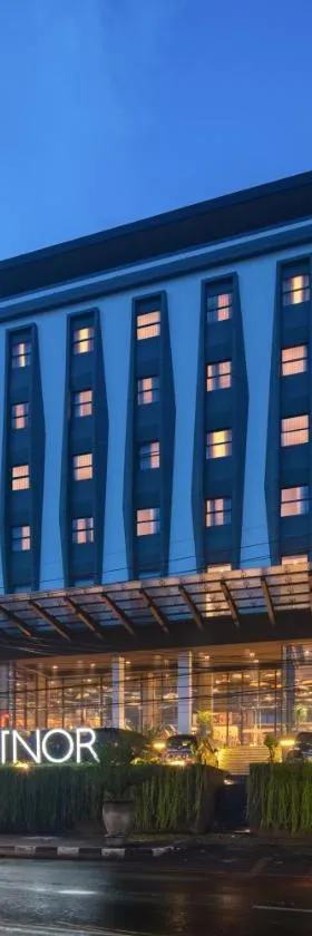 Luminor Hotel Airport Sidoarjo By WH , Best Choice and Strategic Location with a Rooftop area in Town，位于诗都阿佐的酒店