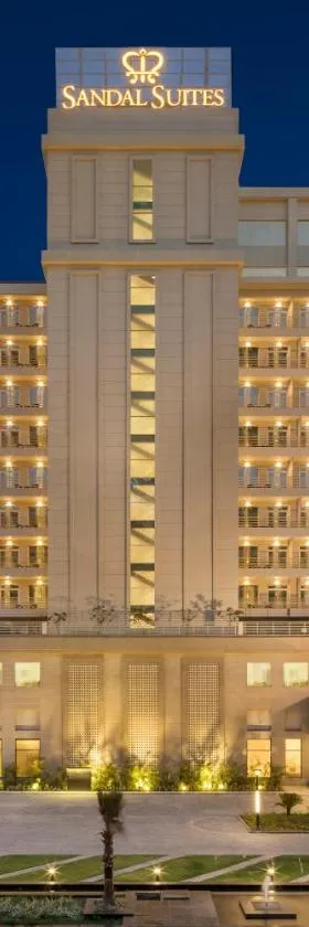 Sandal Suites by Lemon Tree Hotels，位于诺伊达的酒店