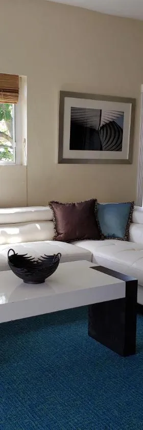 Villa Indigo Sunny 1BR Apartment in Private Gated Estate，位于夏洛特阿马利亚的酒店