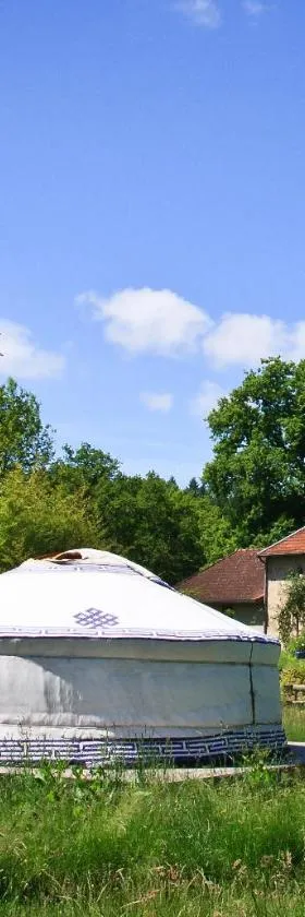 Yourtes de Vassivière，位于Peyrat-le-Château的酒店