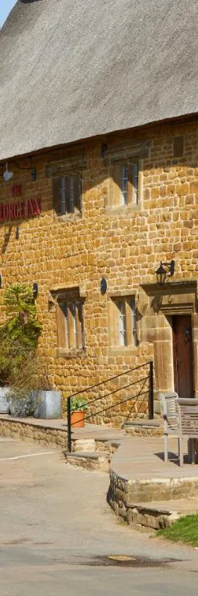 The George Inn，位于Barford Saint Michael的酒店