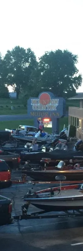 Mountain Country Motor Inn，位于布兰森西的酒店