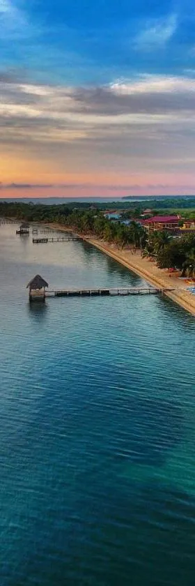 Almond Beach Resort at Jaguar Reef，位于霍普金斯的酒店