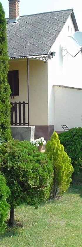 Örökzöld Apartmanok Balatonfenyves，位于鲍洛通费尼韦什的酒店