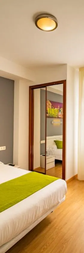 Hotel Centro Vitoria AutoCheckIn，位于维多利亚-加斯特伊兹的酒店