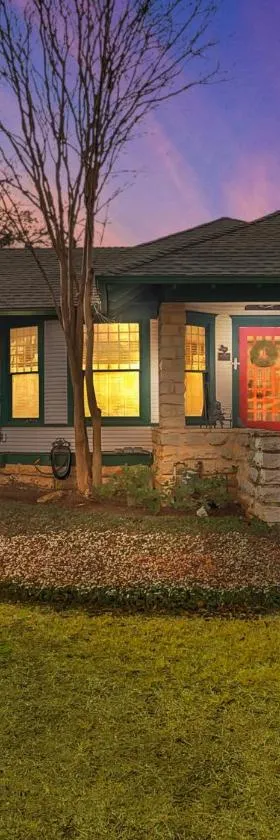 Granbury Gardens Bed and Breakfast，位于格兰伯里的酒店