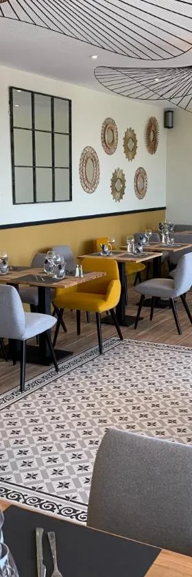 Logis Hôtels - Le Bellaroc - Hôtel 2 étoiles et Restaurant，位于罗卡马杜尔的酒店
