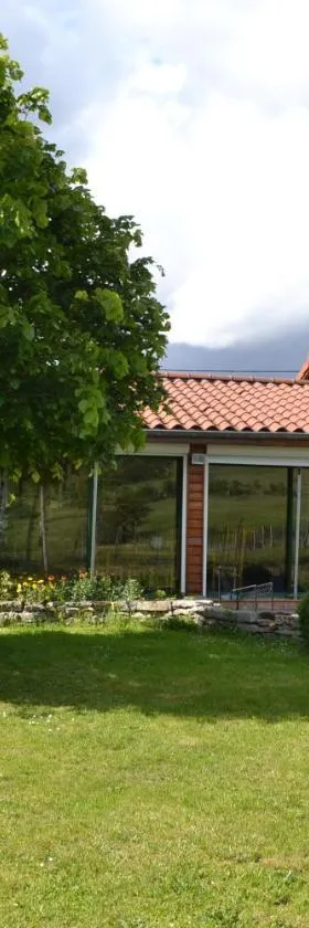 studio indépendant dans maison à la campagne，位于Égliseneuve-près-Billom的酒店