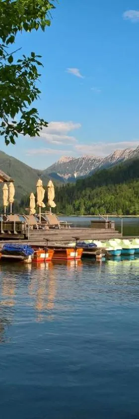Strandhotel am Weissensee，位于魏森湖的酒店