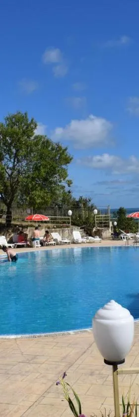 Ahilea Hotel - Free Pool Access，位于巴尔奇克的酒店
