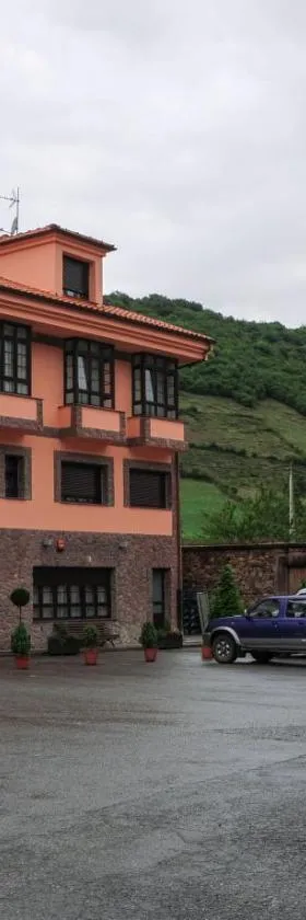 卡萨皮伯餐厅酒店，位于Tuña的酒店