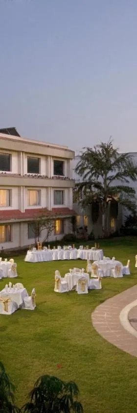 Hotel Express Residency-Jamnagar，位于Sika的酒店