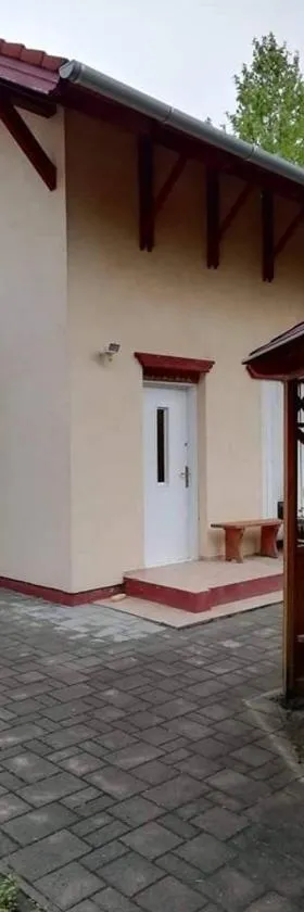 Tuja Vendégház，位于Lajoskomárom的酒店