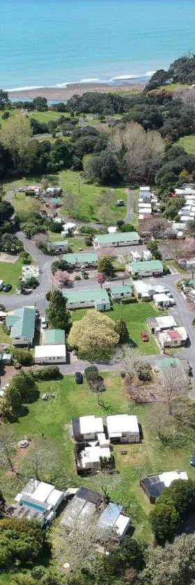 Orere Point TOP 10 Holiday Park，位于奥克兰的酒店