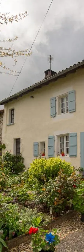 La Maison Des Fleurs，位于Montembœuf的酒店