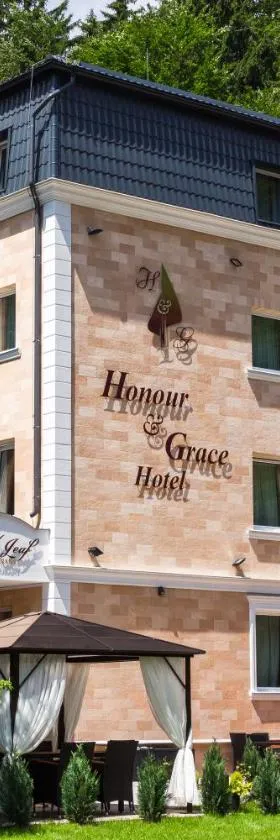 Honour and Grace Hotel，位于亚希莫夫的酒店