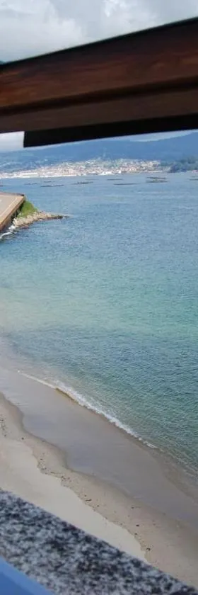 Playa de Raxó, al lado de Sanxenxo，位于拉科萨的酒店