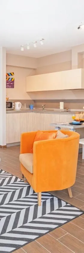 RozART - river marina apartment with free parking，位于默克斯卡的酒店