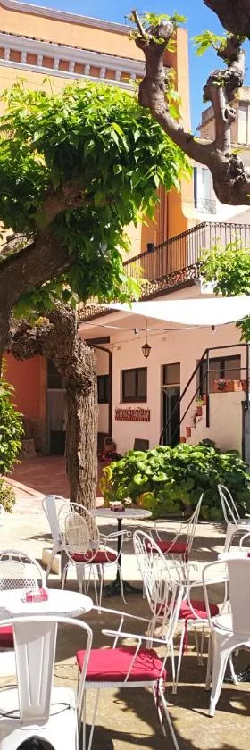 Hostal Plaja i Pati de Can Plaja，位于帕拉弗鲁赫尔的酒店