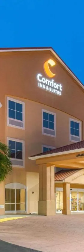 Comfort Inn & Suites Airport，位于迈尔斯堡的酒店