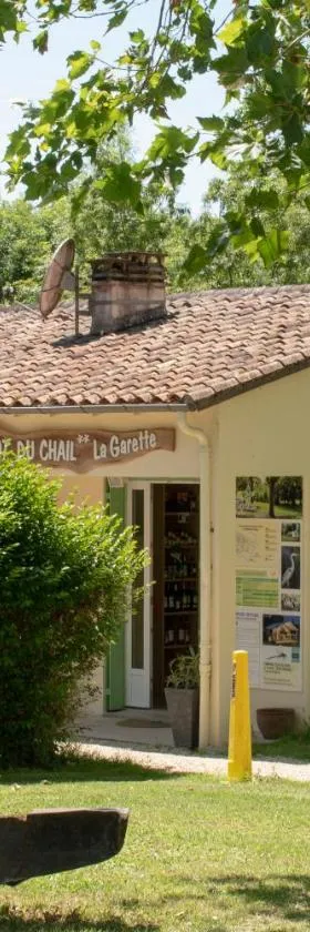 Camping L'îlot du Chail，位于Sansais的酒店