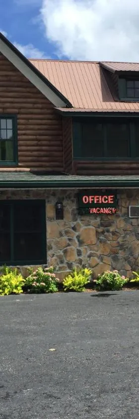 Pine Knoll Hotel Lakeside Lodge & Cabin，位于旧福奇的酒店