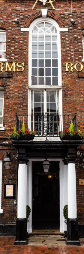 The Kings Arms and Royal Hotel, Godalming, Surrey - The Coaching Inn Group，位于戈德尔明的酒店