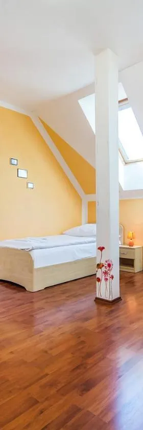 Hotel & Motorest V Údolí Zlatého potoka，位于Blšany的酒店
