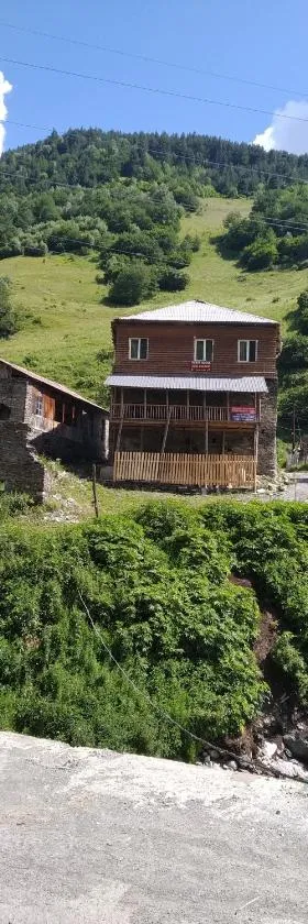 Raul Lushnu Darbaz，位于梅斯蒂亚的酒店