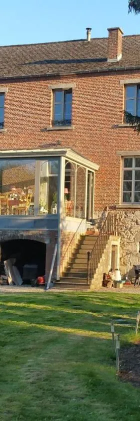 Au Crapaud Charmant，位于Labuissière的酒店