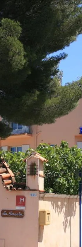 la pergola，位于滨海卡瓦莱尔的酒店
