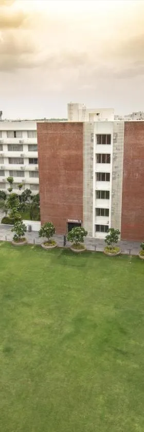 Siara Styles Amba Suites, Gandhinagar，位于甘地讷格尔的酒店