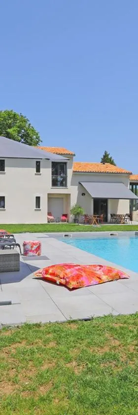 L Esprit du Clain chambres d hôtes BandB de standing proches du Futuroscope Golf et Lac de St Cyr，位于Naintré的酒店