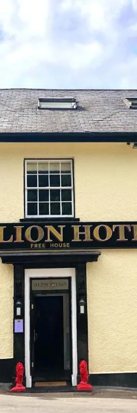 The Red Lion Hotel，位于Oakford的酒店