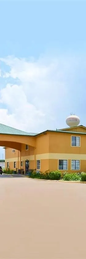 Pine Point Inn & Suites，位于Smithville的酒店