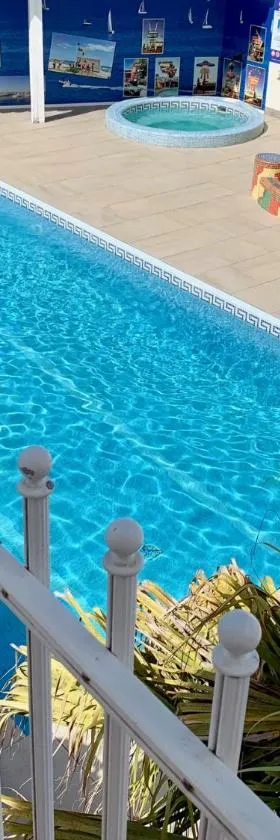 Amerique Hotel Palavas - Piscine - Plage，位于帕拉瓦莱弗洛的酒店