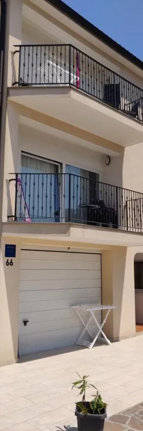 Apartment Greta,50 METERS TO THE BEACH，位于班约勒的酒店